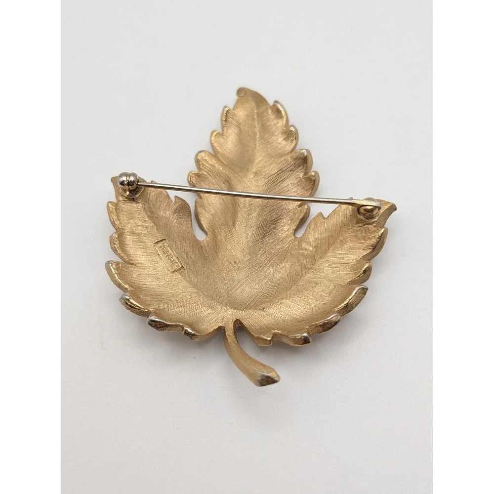 Trifari Signed Gold‎ Tone Brushed Maple Leaf Brooch Pin Textured Vintage 2